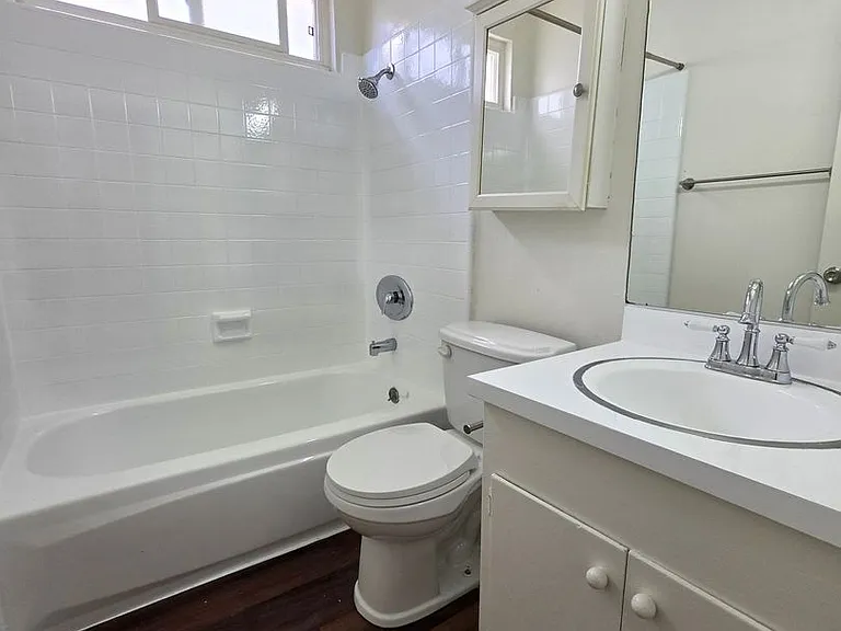 1332 Wellesley Ave — Photo 3