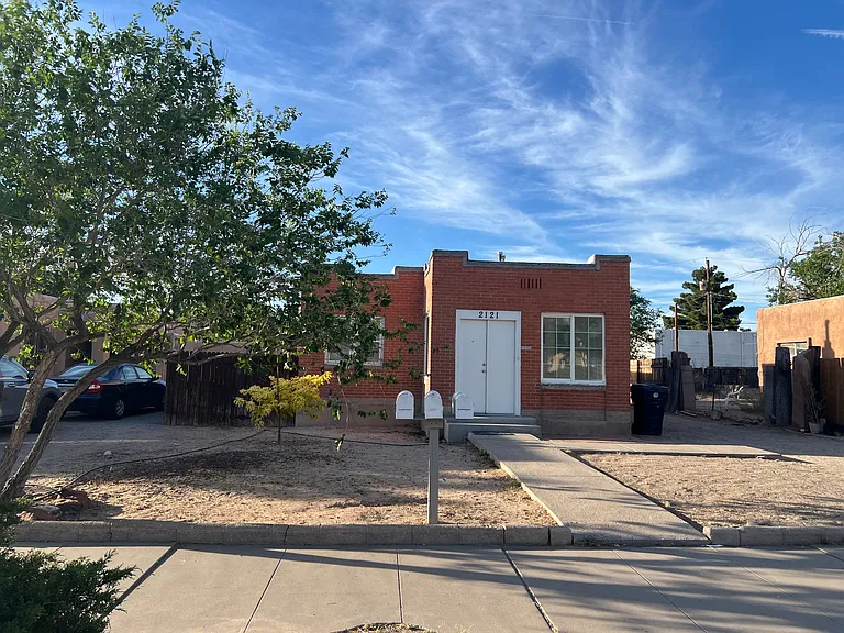 Updated, and Flexible 2-3 Bedroom Bungalow Near UNM & CNM — Photo 2