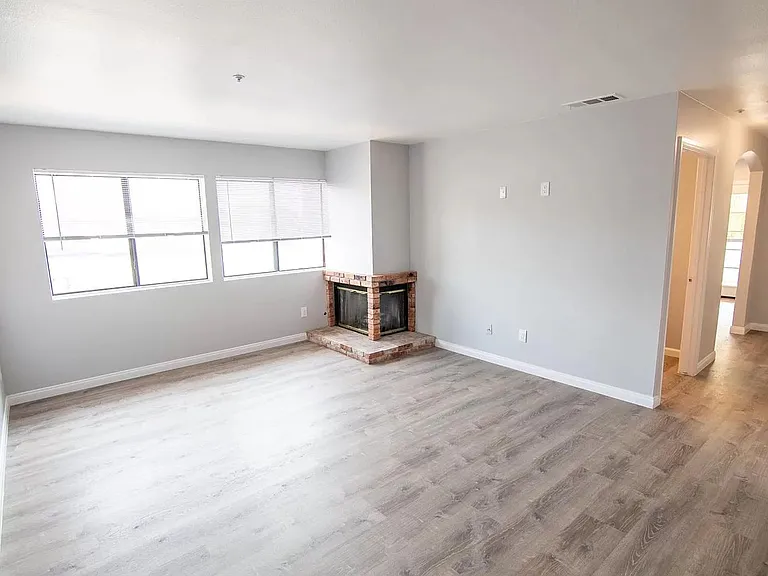 Oasis Apartments — Photo 40
