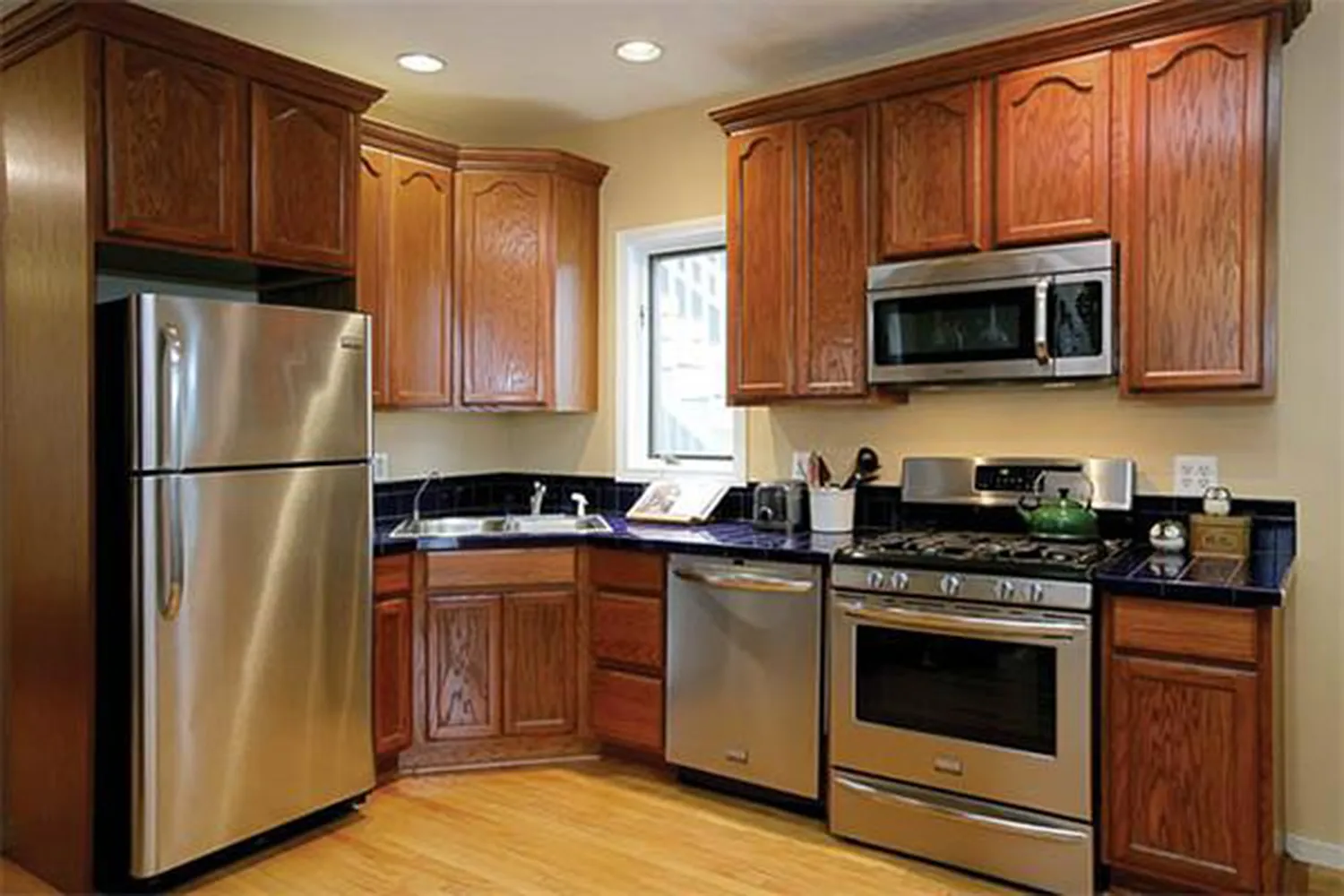 4 bed, 1.5 bath, 1100 sqft, $4,000 — Photo 1