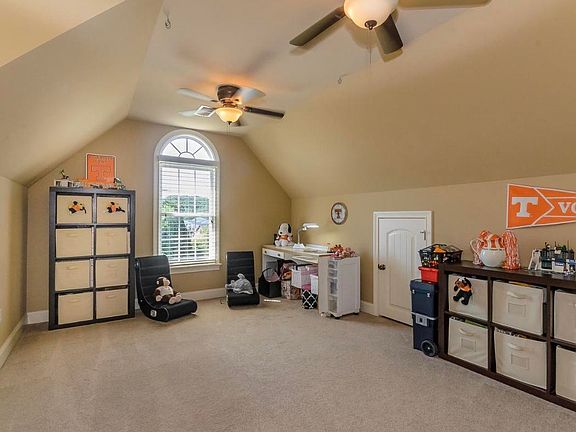 3rd image of 402 Maclaren Way