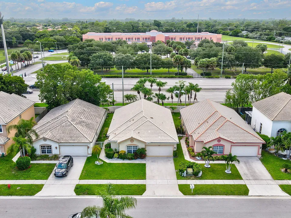 7607 Colony Lake Dr