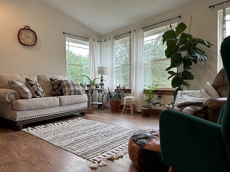 3 bed, 2.0 bath, 1800 sqft, $1,590 — Photo 1