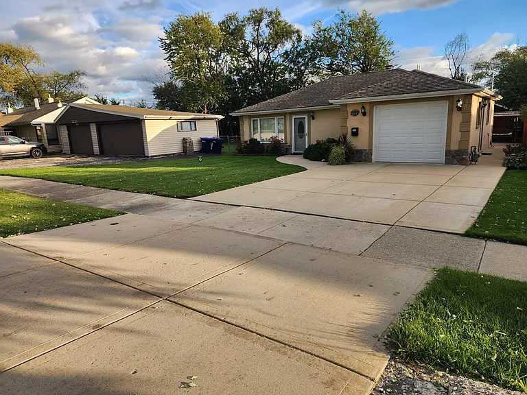 7227 W 113th Pl — Photo 3