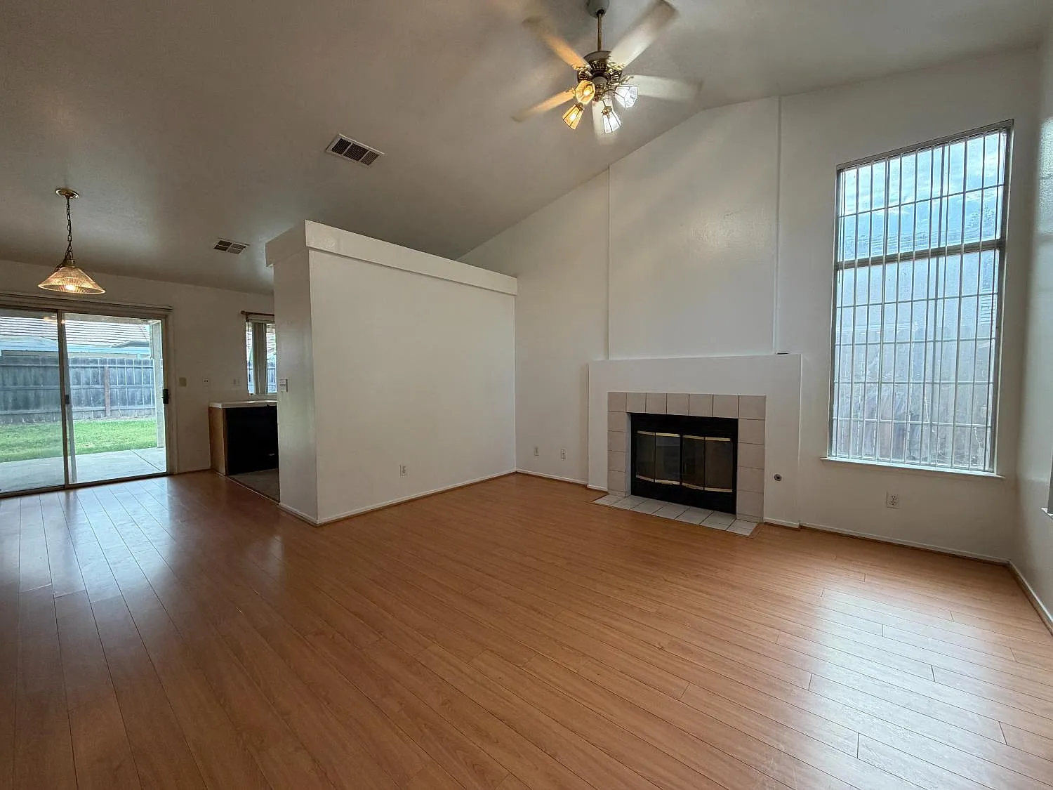 3 bed, 1075 sqft, $2,325 — Photo 4
