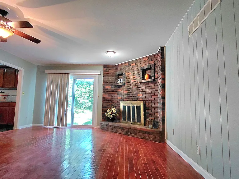 874 Hollyridge Dr — Photo 5