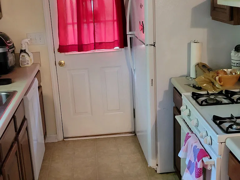 833 Elizabeth St — Photo 10