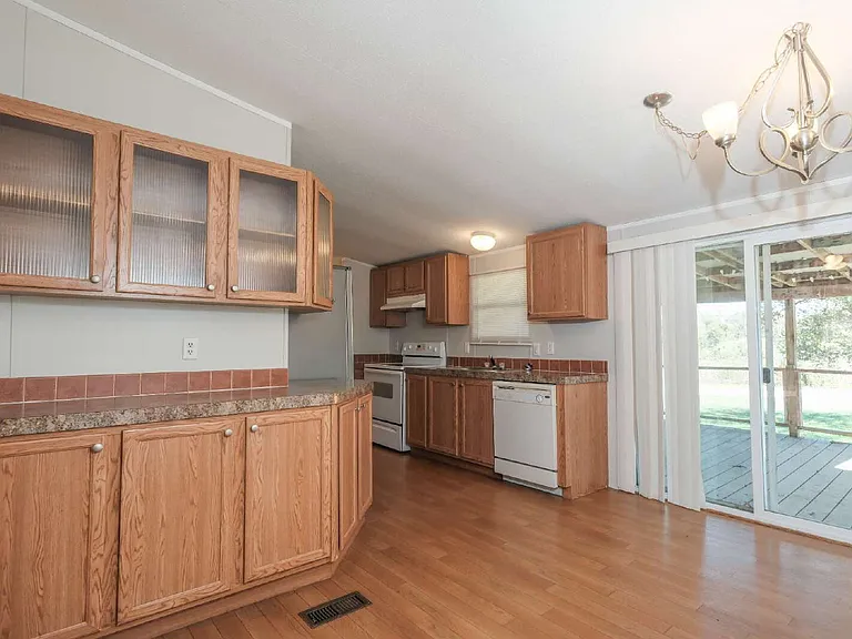 1483 Kemp Rd — Photo 9