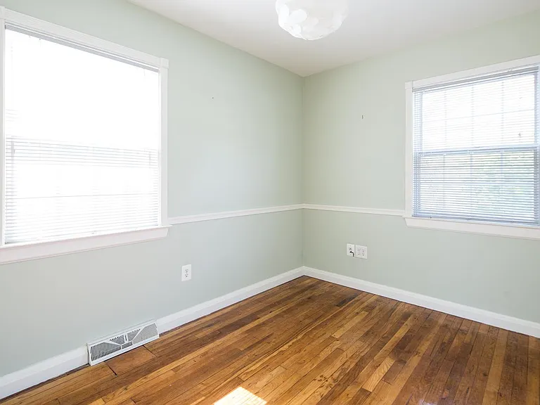 124 Tyre Ave — Photo 9