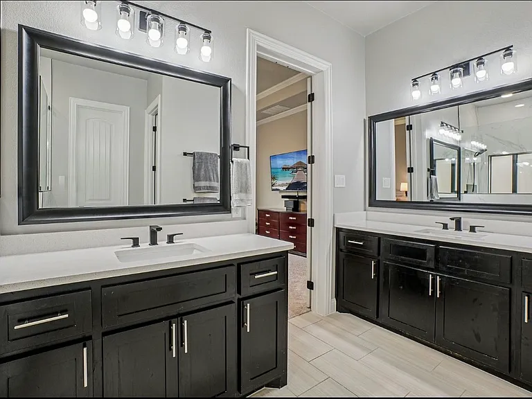 Primary bath. Dual sinks
