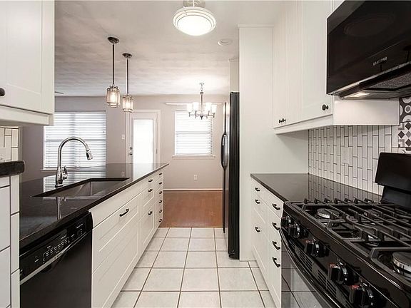 3rd image of 517 Cambridge Dr