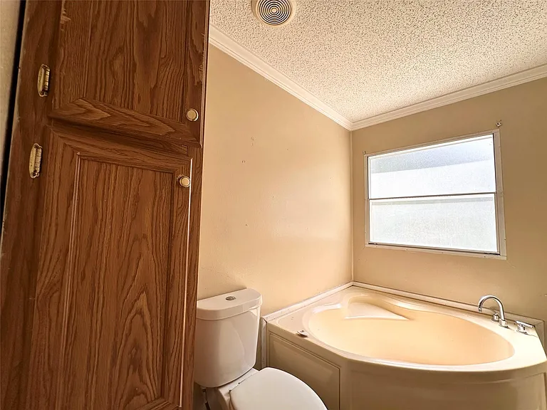 18143 Breezy Dr — Photo 29