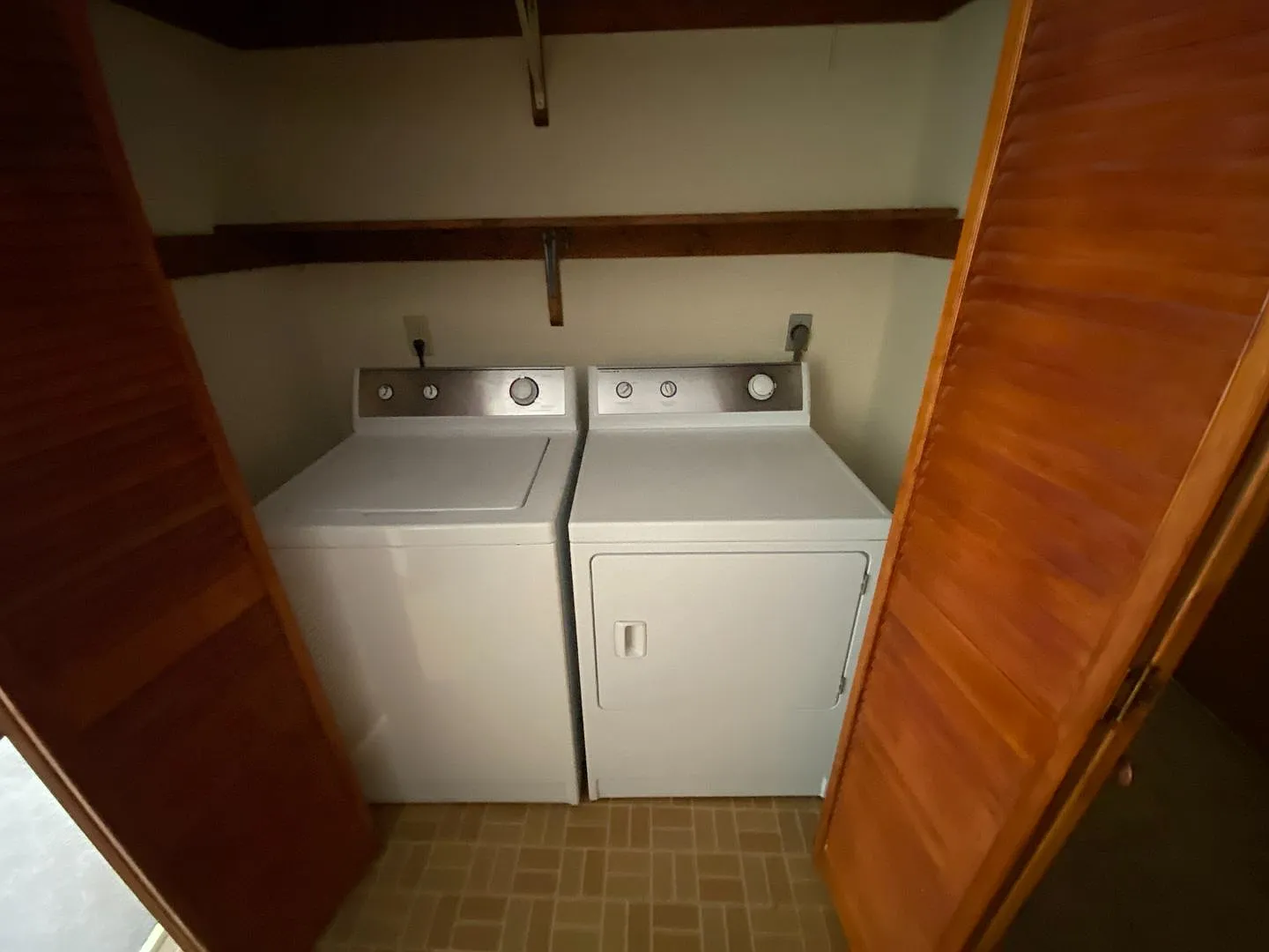 Room in 3 Bedroom Home at Grove Ave — Photo 3