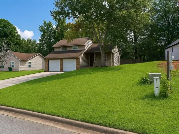 1055 Chapman Ln, Stone Mountain, GA 30088