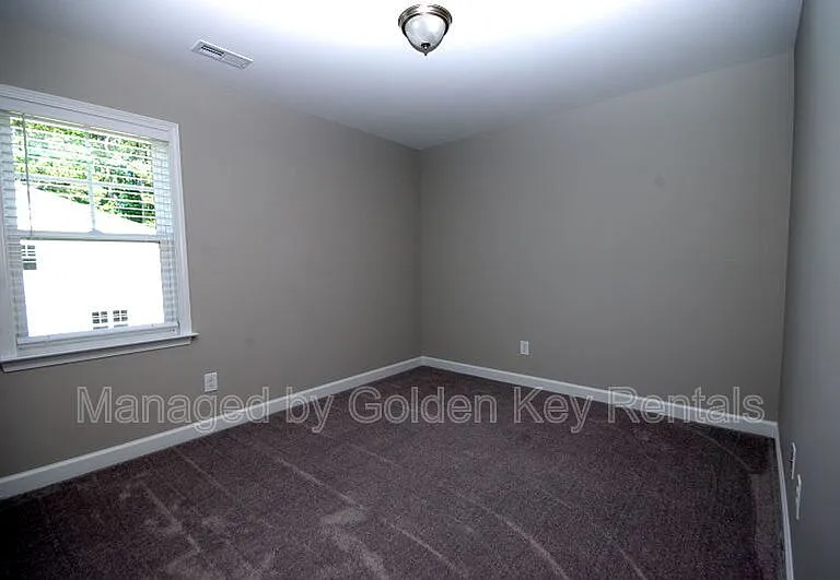 506 W 1st St — Photo 9