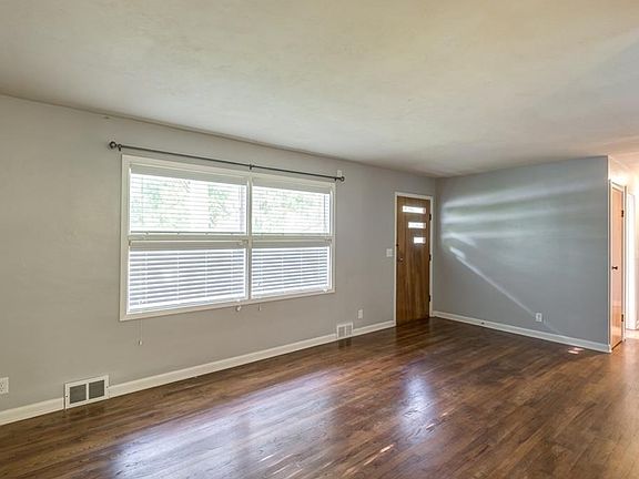 2nd image of 2147 Knoll Dr