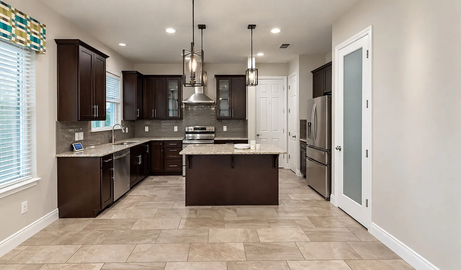5 bed, 3.5 bath, 3214 sqft, $3,950 — Photo 2