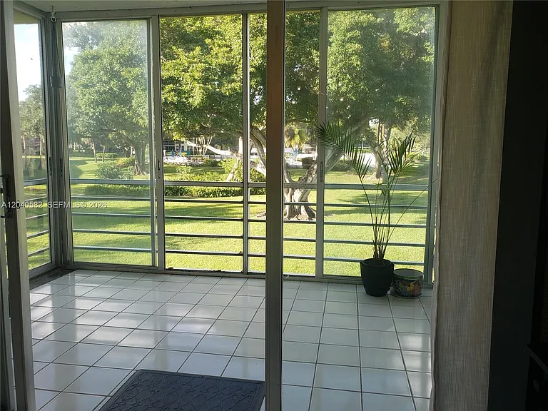550 Oaks Ln #202 — Photo 8
