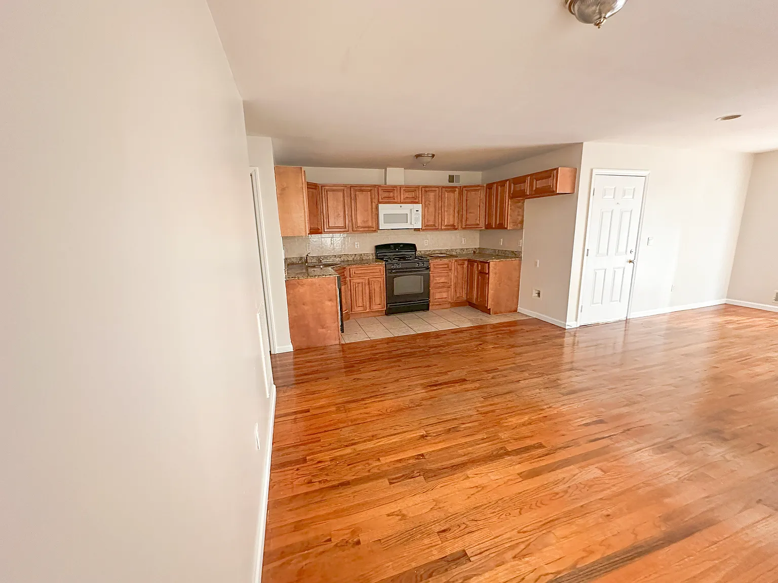3 bed, 1250 sqft, $2,650 — Photo 3