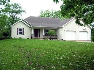 18275 N Whispering Oaks Dr, Centralia, MO 65240