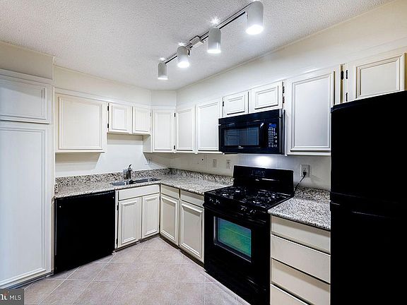 2nd image of 1300 Army Navy Dr APT 715