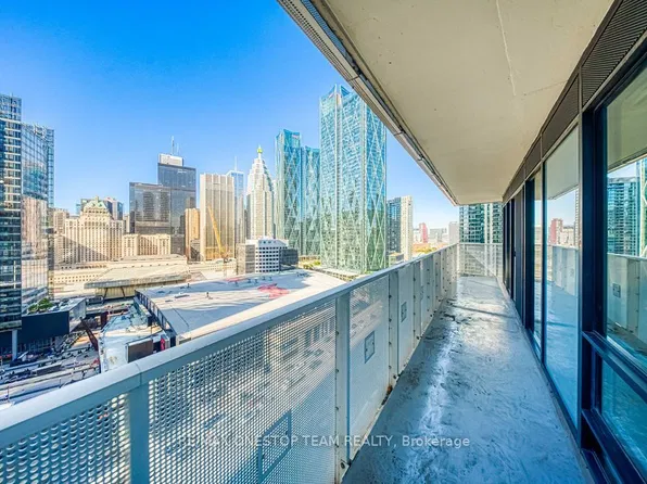 88 Harbour St #2104, Toronto, ON M5J 0C3