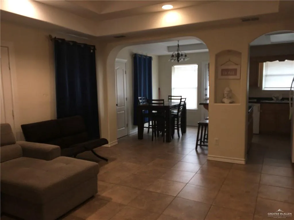 3 bed, 2.0 bath, 1078 sqft, $1,800 — Photo 4