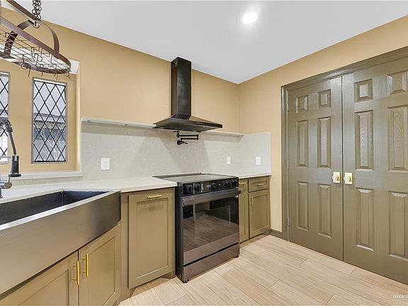 5th image of 100 Dove St