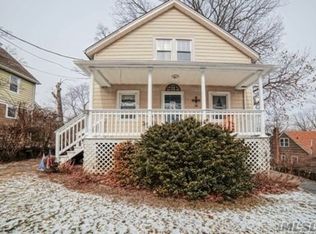 6 Valley View Rd, Great Neck, NY 11021