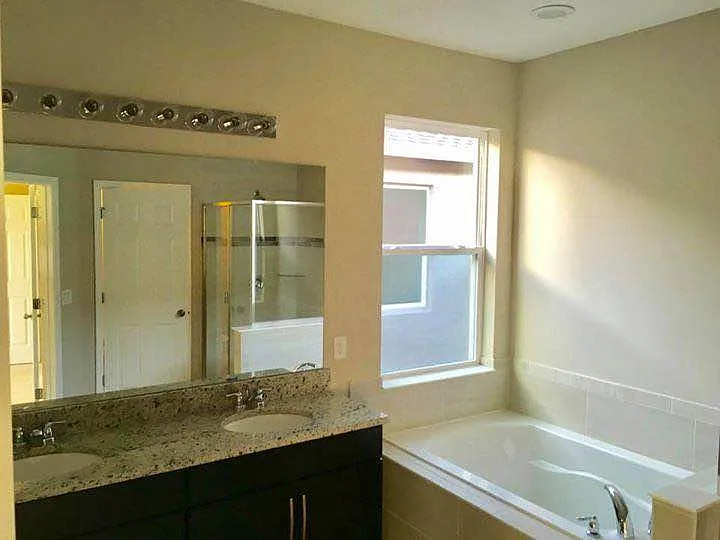4 bed, 2576 sqft, $2,700 — Photo 2