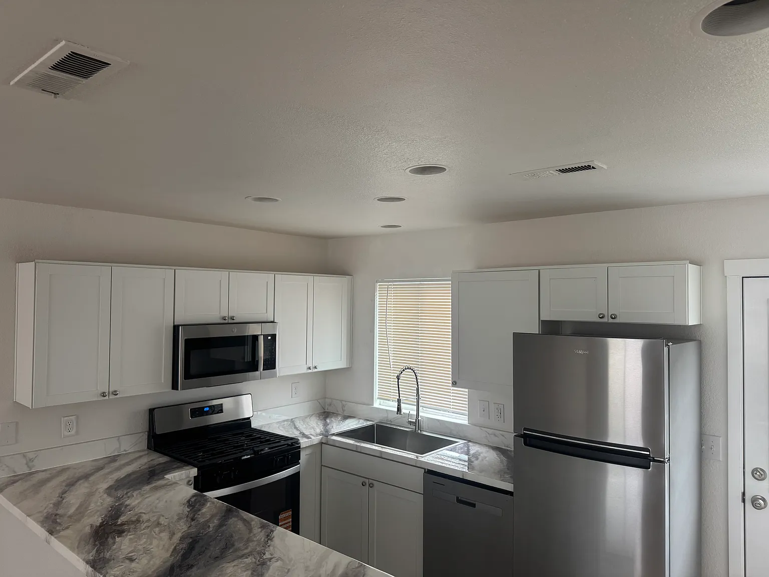 2 bed, 1.5 bath, 1116 sqft, $1,950 — Photo 2