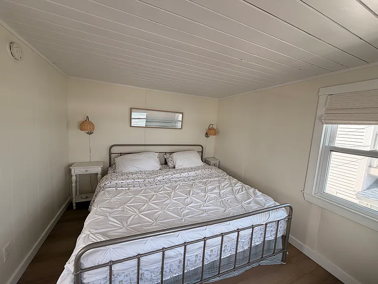 Main Bedroom - Queen Sized Bed