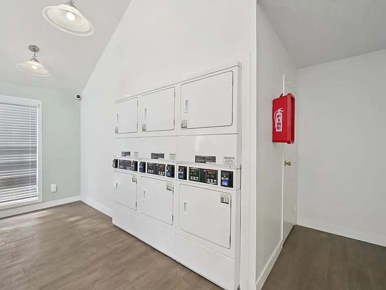 Barrington Square Apartments — Photo 1
