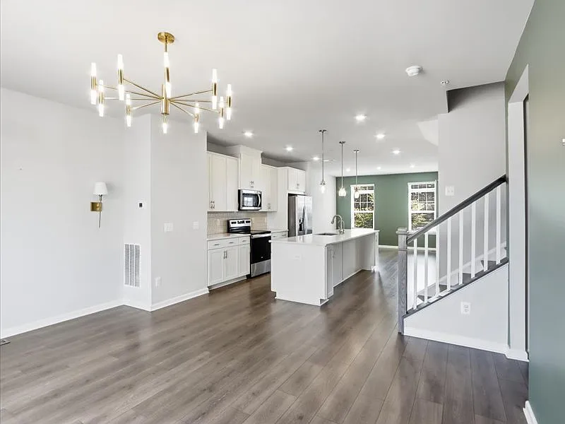 3 bed, 2148 sqft, $3,900 — Photo 3