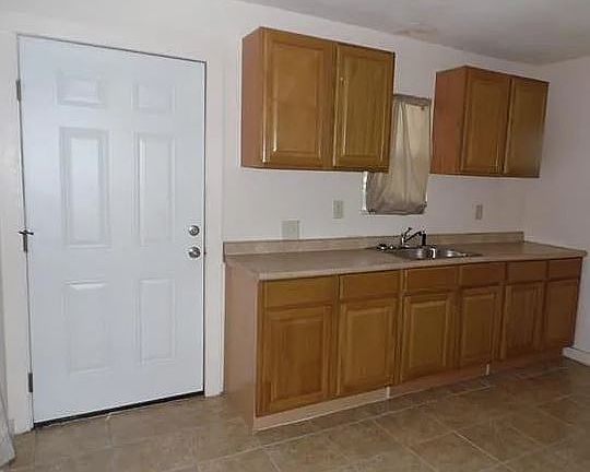 4th image of 913 York Ave