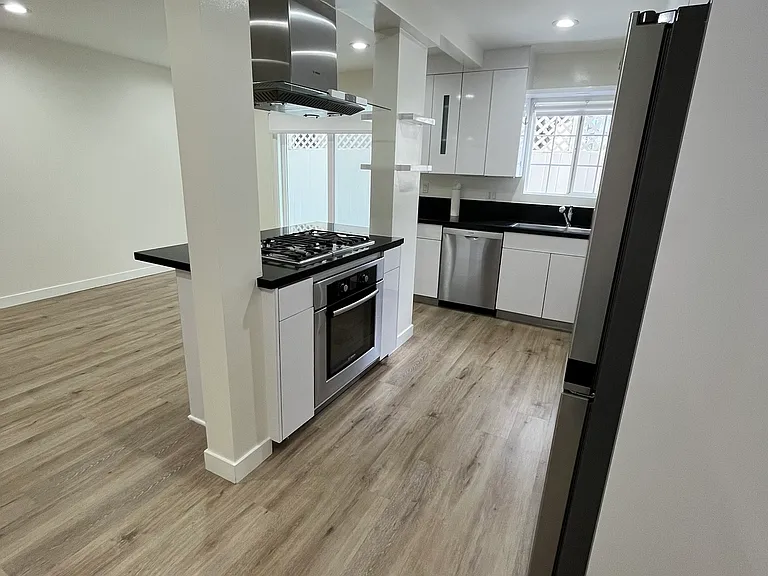 1331 Roxbury Dr #2 — Photo 10