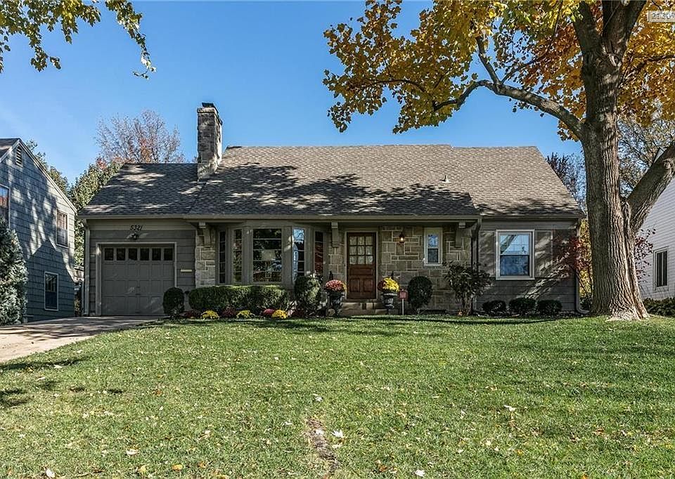 Totally updated and remodeled Fairway Cape Cod.  No detail has been overlooked!