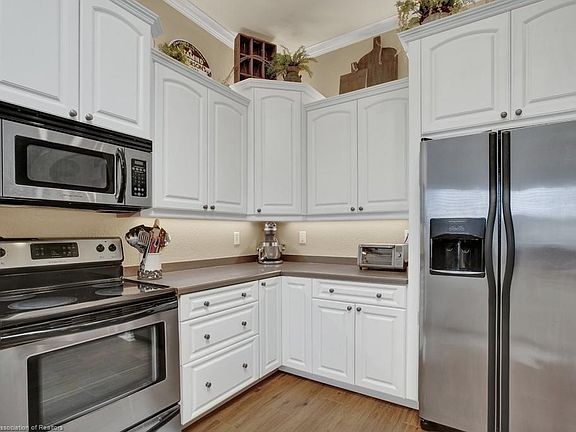 3rd image of 2800 Briarwood Ln