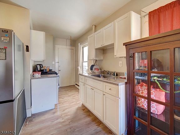 2nd image of 39 Hillman St
