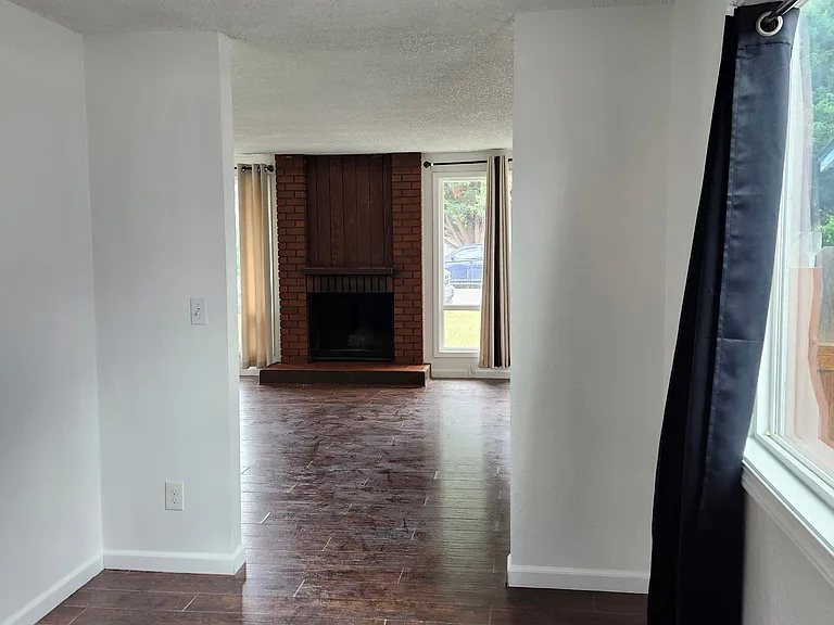 804 26th St NE — Photo 3