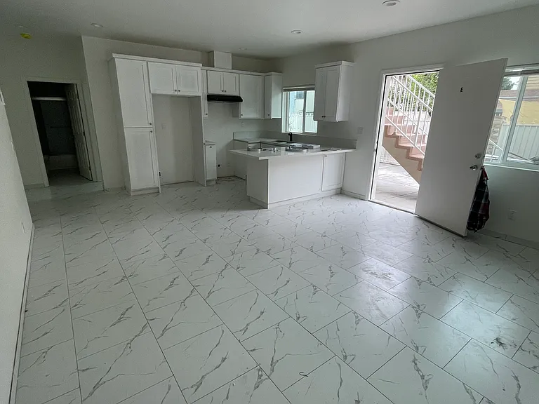 12761 Valencia Way — Photo 9
