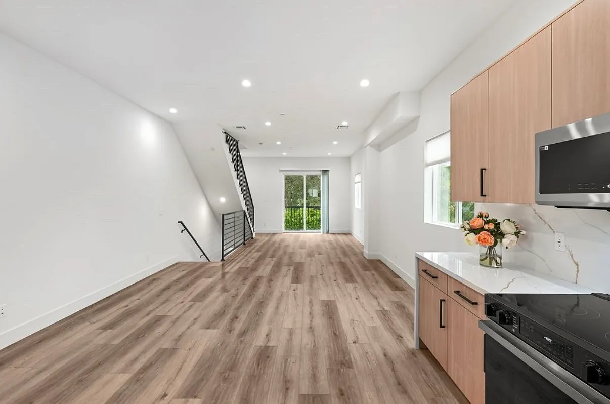 4 bed, 3.5 bath, 1888 sqft, $4,999 — Photo 4
