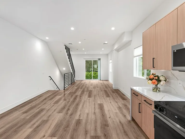 4443 Auckland Ave — Photo 4