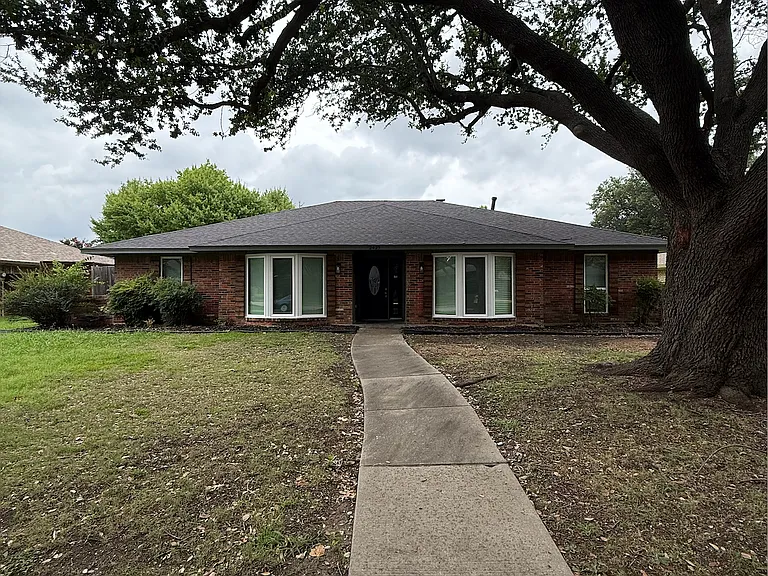 2425 Coleshire Dr — Photo 1
