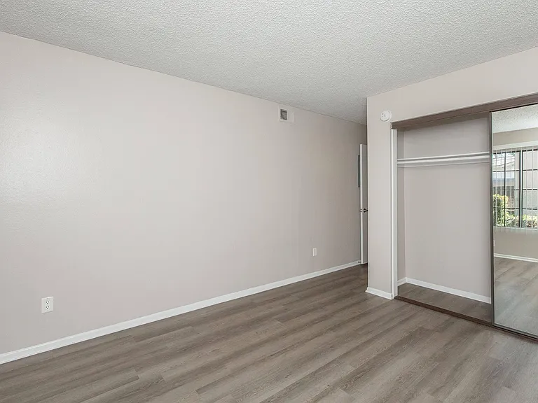 Oak Tree Court Apartment Homes — Photo 33