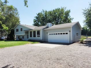 566 E Humorist Rd, Burbank, WA 99323