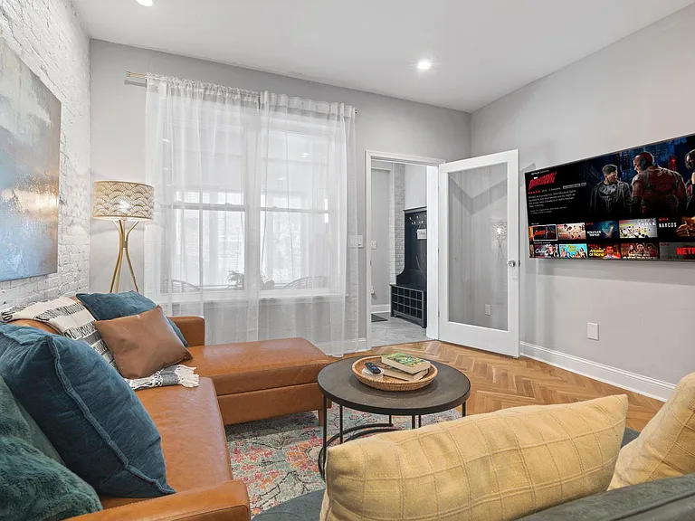 833 Corinthian Ave — Photo 5