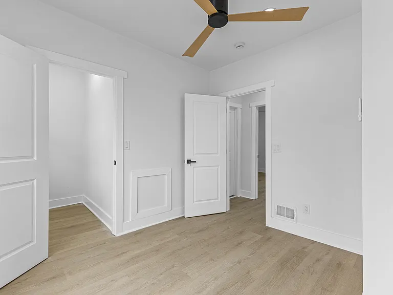 2554 Parker St — Photo 15