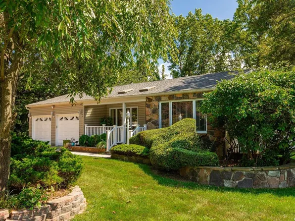 8 Springbriar Lane, Kings Park, NY 11754