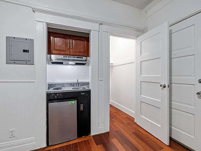 1008 Larkin — Photo 3